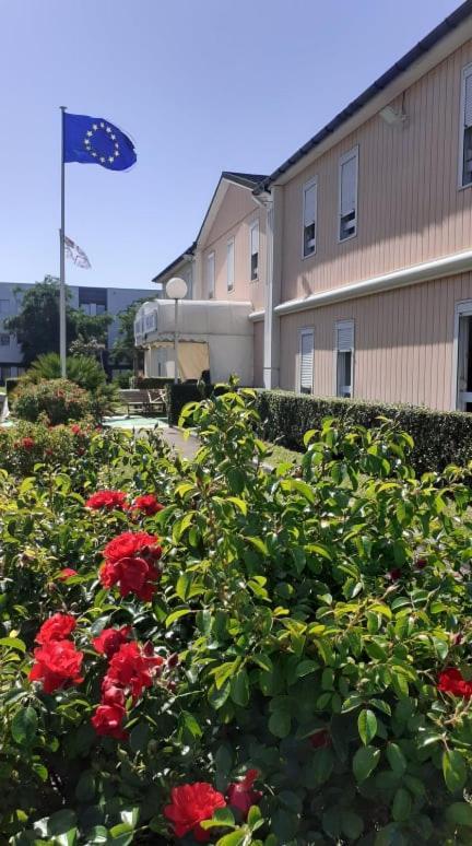 Quick Palace Nantes La Beaujoire מראה חיצוני תמונה The station's studios are located in the San Fernando Valley.